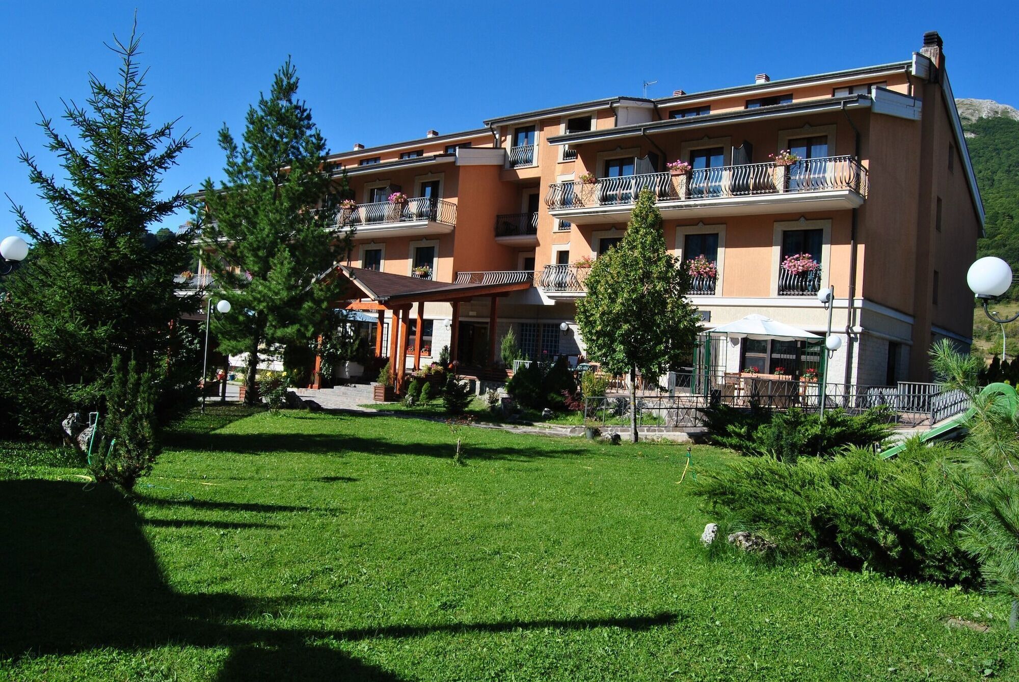 Alba Sporting Hotel Rocca di Mezzo Exterior photo